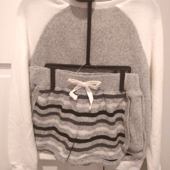 NEW. Girls lounge set - Picture 2 of 4